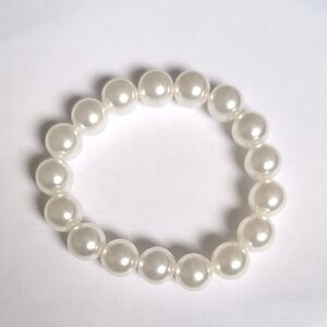 Timeless White Pearl‎ Bracelet with Lustrous Finish